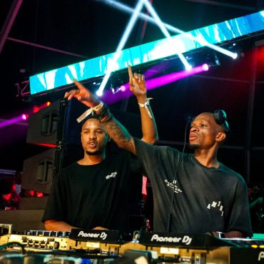 Da Capo & Enoo standing next to each other behind the decks